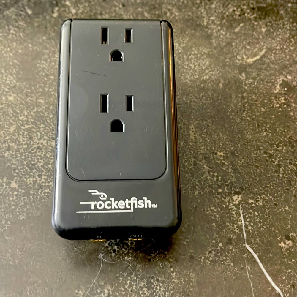 RocketFish RF-HTS100 Surge Protector